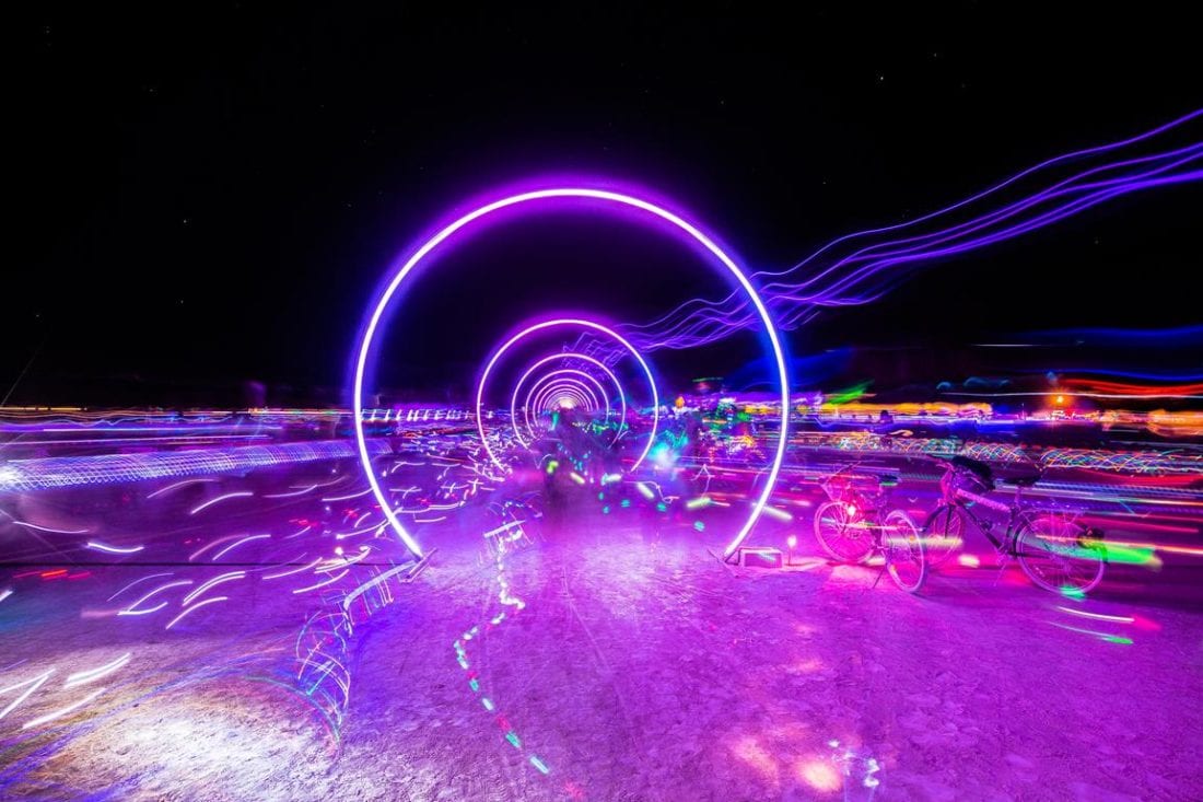Burning Man Festiwal nocą – 30 zdjęć, które zniechęcą cię do spania